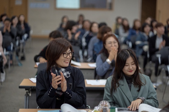 NSP통신-성남시청 한누리에서 진행 중인 멘티-멘토기관 워크숍에 참여 중인 경기 남부권역 21개 시·군 드림스타트 담당 공무원과 아동사례관리사들. (성남시)