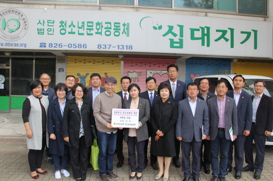 NSP통신-18일 경기도의회 제1교육위원회 위원들이 의정부시 여자단기청소년쉼터를 방문해 위문금을 전달한 후 기념촬영을 하고 있다. (경기도의회)