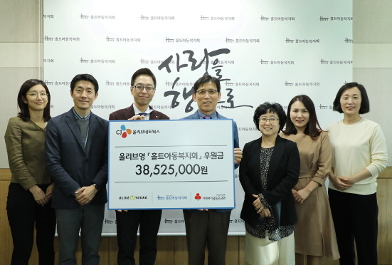 NSP통신-배은 CJ올리브네트웍스 경영지원담당 상무(좌)와 김호현 홀트아동복지회 회장(우) (CJ올리브네트웍스 제공)