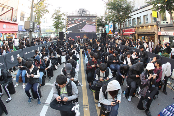 NSP통신-배틀그라운드 모바일 플레이어들이 지난 13일 서울 서대문구 신촌 연세로에서 진행된 KT 5G 배틀그라운드 모바일 스트리트 챌린지에서 배틀그라운드 모바일 최강자를 가리는 승부를 벌이고 있다. (펍지)