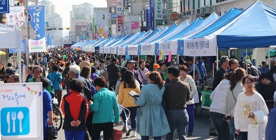 NSP통신-▲태안군이 오는 27일 2018 태안 거리축제를 개최한다(지난해 모습). (태안군)