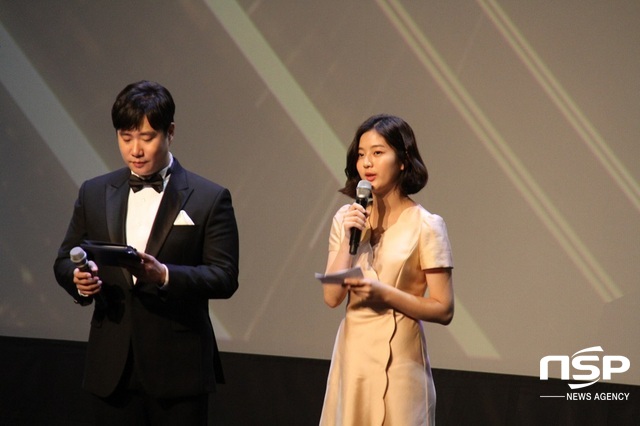 NSP통신-BIAF2018 홍보대사 신은수(우)가 배성재 아나운서와 인터뷰를 하고 있다. (박승봉 기자)