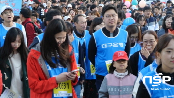 NSP통신-영천댐 별빛 걷기대회 참가자들이 출발을 기다리고 있다. (충효사)