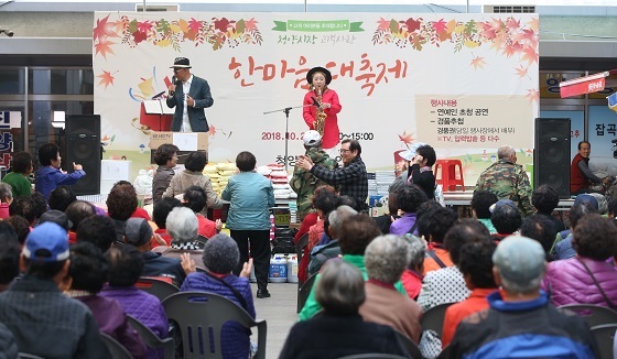NSP통신-▲청양군이 22일 청양전통시장에서 고객사랑 한마음 대축제를 개최했다. (청양군)