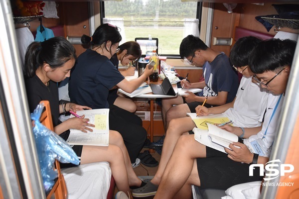 NSP통신-전남독서토론열차학교 학생저자들이 글쓰기에 몰입하고 있다. (전남교육청)