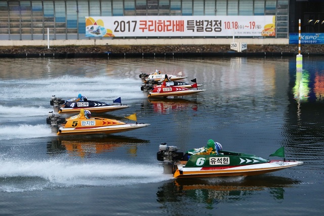 NSP통신-2017 쿠리하라배 특별경정 경주 모습. (경륜경정사업본부)
