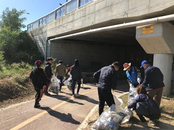 NSP통신-19일 시흥시가 실시한 갈수기 대비 보통천 환경정화활동이 진행되고 있는 모습. (시흥시)