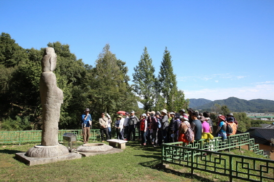 NSP통신-죽산리석불입상 앞에서 역사강의가 진행되고 있다. (경기도)