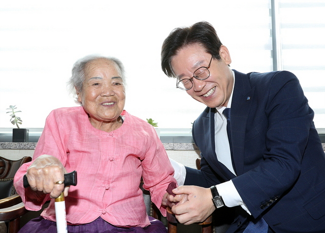 NSP통신-8월 11일 이재명 경기도지사가 광주 나눔의 집을 찾아 할머니와 대화를 나누고 있다. (경기도)