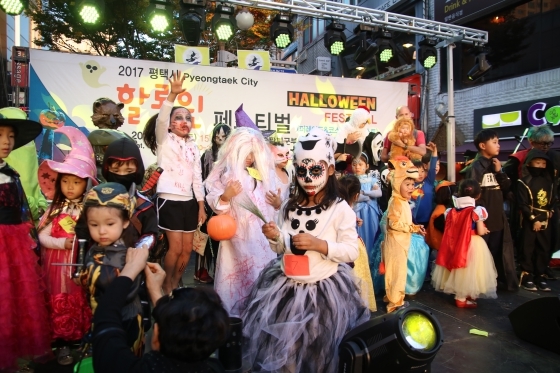 NSP통신-지난해 열린 평택 할로윈 페스티벌에서 할로윈 복장을 한 어린이들이 페스티벌을 즐기고 있다. (평택시국제교류재단)