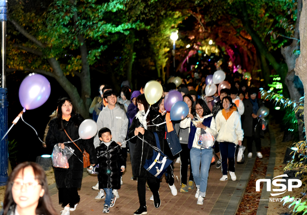 NSP통신-경북관광공사가 지난 20일 보문단지에서 가을여행주간과 함께하는 보문호반 달빛걷기 행사를 하고 있다. (경북관광공사)