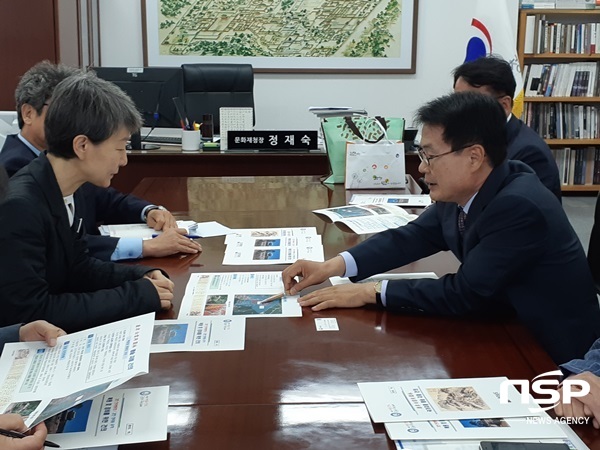 NSP통신-이승옥 강진군수가 최근 정재숙 문화재청장을 만나 국비 지원 등을 요청하고 있다. (강진군)