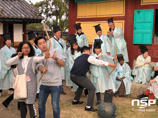 NSP통신-제1회 한국국제스토리텔링축제에 참여한 스토리텔러들이 22일 서악서원에서 죽궁을 체험하고 있다. (경주시)