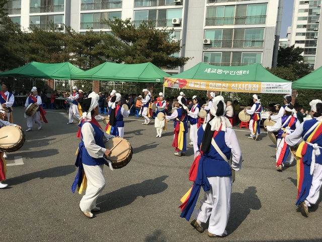NSP통신-23일 평택 세교동 남·여 새마을지도자회가 마련한 어르신 식사대접 행사에서 잔다리 농악단이 공연을 펼치고 있다. (평택시)
