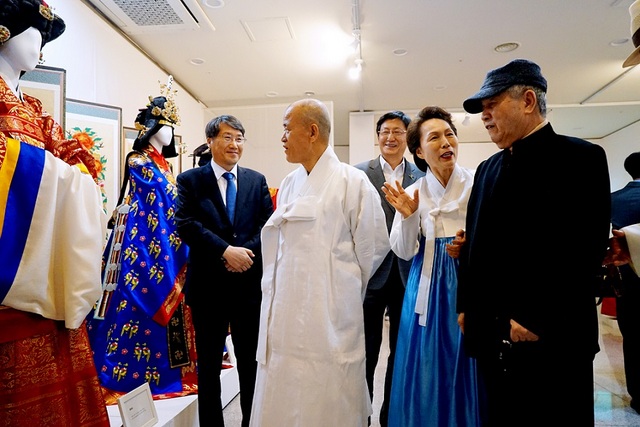 NSP통신-도올 김용옥 선생(중앙 흰색한복)이 한복전시회장을 둘러보고 있다. (원광디지털대학교)