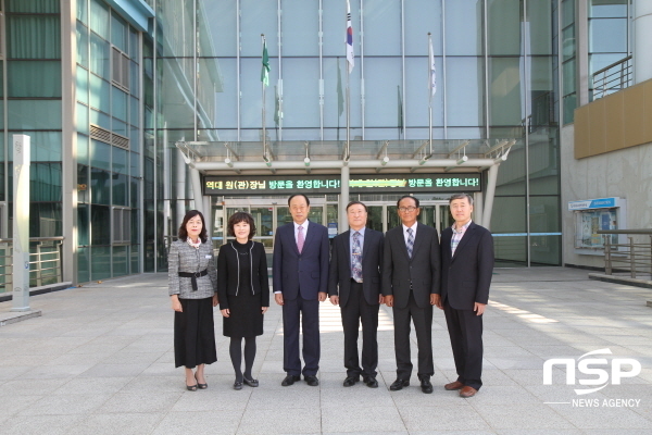 NSP통신-경북도교육청문화원 추미애 원장과 역대 원(관)장 단체 기념사진. (경북도교육청문화원)