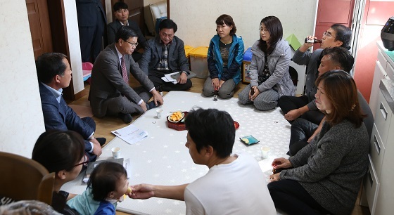 NSP통신-▲김돈곤 청양군수가 귀농인의 집을 방문해 입주자들의 애로사항을 청취했다. (청양군)