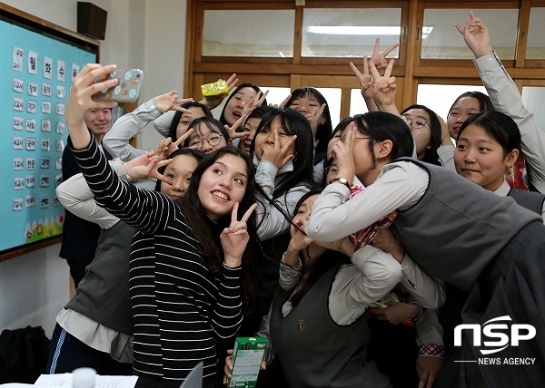 NSP통신-소선여중 1학년 2반, 금요일 수업이 진행 중인 교실에서 흘러나온 라틴아메리카 음악과 학생들의 즐거운 환호가 자유학년제의 분위기를 실감케 했다. (영남대학교)