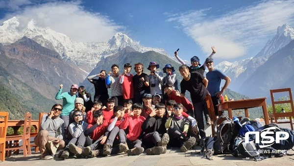 NSP통신-지난 23일 안나푸르나 베이스캠프(ABC)에 오른 2018 히말라야 희망학교 원정대 희망팀 대원들. (전남교육청)