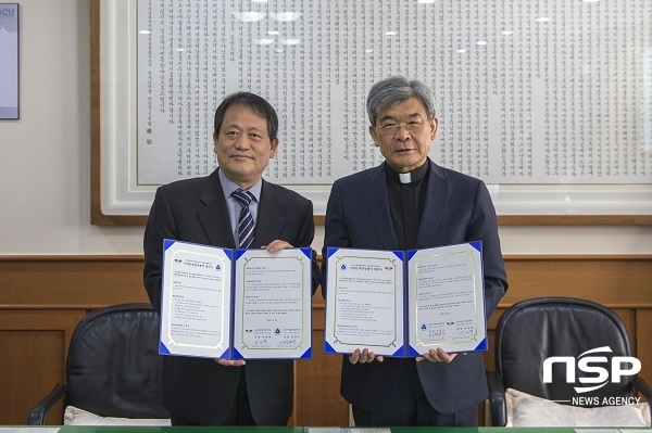 NSP통신-김정우 대구가톨릭대 총장(오른쪽)과 여성택 금호공업고 교장이 25일 미래인재양성을 위한 업무협약을 체결하고 협약서를 보이고 있다. (대구가톨릭대)
