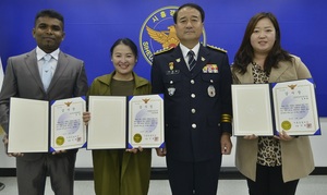 [NSP PHOTO]시흥경찰서, 외국인범죄예방 활동 단체 감사장 수여