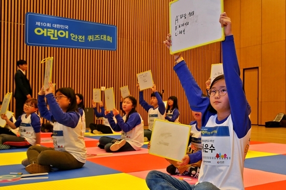 NSP통신-제10회 대한민국 어린이 안전 퀴즈대회 참가한 어린이들이 문제를 풀고 있다. (현대차)