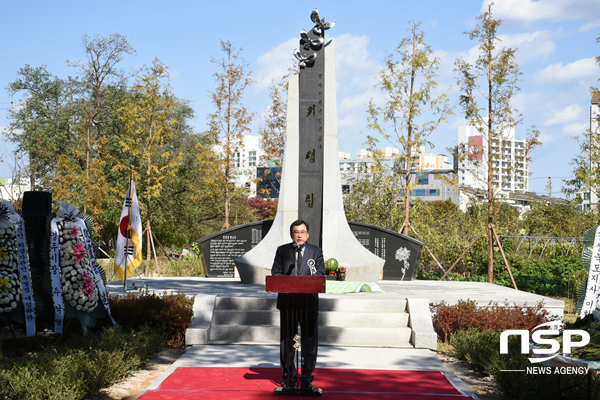 NSP통신-주낙영 경주시장이 지난 28일 제10회 한국전쟁 전후 경주지역 민간인 희생자 합동위령제에서 추모사를 하고 있다. (경주시)