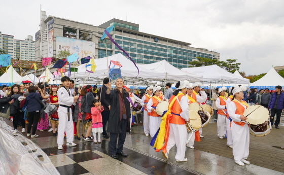 NSP통신-28일 오산시청 광장에서 곽상욱 오산시장과 오산시민들이 제8회 다하나 한마음 축제에 참여했다. (오산시)