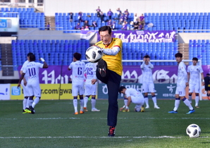 [NSP PHOTO]이용섭 광주광역시장, 광주FC 홈경기 시축