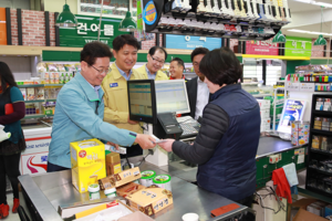 [NSP PHOTO]이철우 경북도지사, 태풍 콩레이로 피해입은 영덕 강구시장 방문