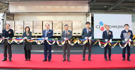 NSP통신-강신호 CJ제일제당 식품사업부문 대표(가운데)와 김근영 식품생산본부장(부사장, 왼쪽 세번째), 손은경 식품마케팅본부장(부사장, 왼쪽 두번째) (CJ제일제당 제공)