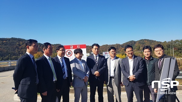 NSP통신-대구시의회 통합신공항 건설 특별위원회 의원들이 대구 민‧군공항 통합 이전후보지로 선정된 군위군 우보면 일대와 의성군 비안면‧군위군 소보면 일대 현장을 둘러보고 대구시 공항추진본부로부터 통합신공항 건설과 관련한 추진상황을 보고 받고 있다. (대구시의회)