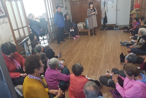NSP통신-▲아산시가 자매결연 마을인 공세1리 마을회관을 찾아 안전문화운동을 추진했다. (아산시)