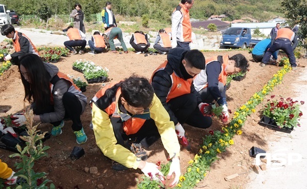 NSP통신-전남농협이 31일 완도군 노화읍 내리마을에서 실시한 깨끗하고 아름다운 농촌마을 가꾸기 행사. (전남농협)