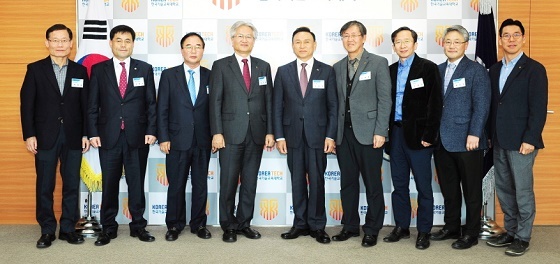 NSP통신-▲코리아텍이 천안시와 4차 산업혁명 공동 대응을 위한 업무협약을 체결했다. (코리아텍)
