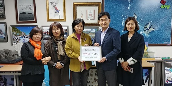 NSP통신-길종성 독도홍보관장(우측 두번째)와 고양시 민화협회 임원들이 기념사진을 찍고 있다. (독도사랑회)