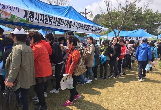 NSP통신-▲계룡시가 오는 7일 새터산공원에서 나눔장터를 운영한다(지난해 모습). (계룡시)