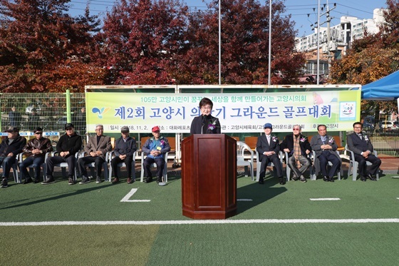 NSP통신-이윤승 고양시의회 의장이 제2회 고양시의회 의장기 그라운드 골프대회에서 축사하고 있다. (고양시의회)