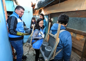 [NSP PHOTO]한국지엠, 연탄 나눔 릴레이 봉사 실시