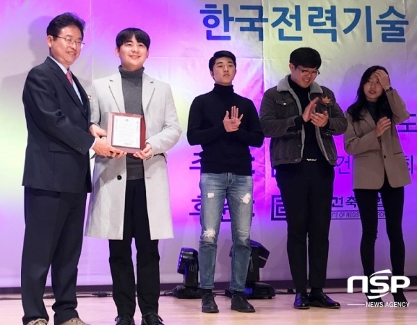 -이철우 도지사로부터 대상을 수여받는 김정환 씨 (경일대학교)