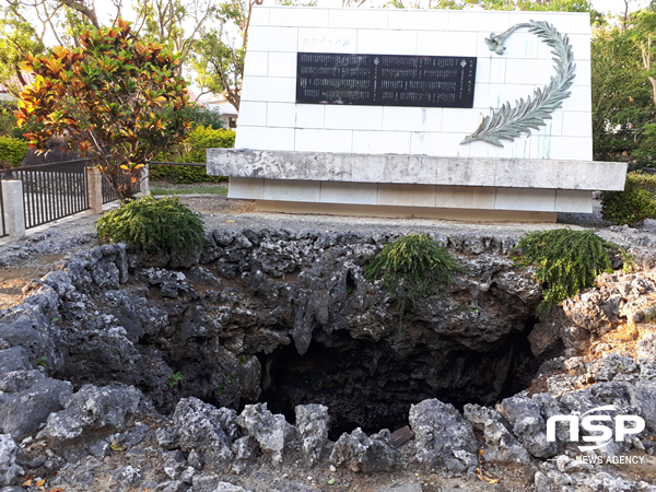 NSP통신-제3외과호의 학도대 87명이 사망한 동굴에 히메유리 탑이 세워져 있다. (권민수 기자)