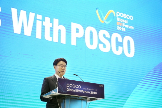 NSP통신-2018 글로벌EVI포럼에서 최정우 회장이 Next 50 years with POSCO 주제로 기조연설을 하고 있다 (포스코 제공)