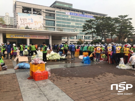 NSP통신-6일 오산시청 광장에서 오산시 관계자 150여 명과 삼성전자 반도체연구소 임직원 100여 명이 함께 사랑나눔 김장축제에 참여하고 있다. (이주현 기자)