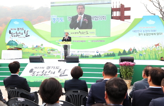 NSP통신-6일 수원 화성행궁 광장에서 열린 제23회 경기도 농업인의 날 기념식에서 축사를 하고 있다. (경기도의회)