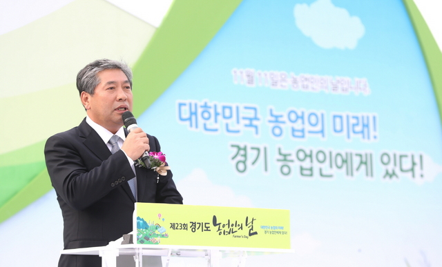 NSP통신-6일 수원 화성행궁 광장에서 열린 제23회 경기도 농업인의 날 기념식에서 축사를 하고 있다. (경기도의회)