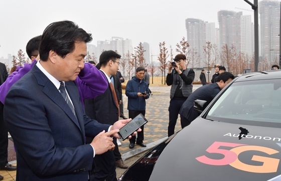 NSP통신-7일 배곧신도시 생명공원 인근서 열린 자율주행차 시연 행사에서 임병택 시흥시장이 스마트폰을 이용해 자율주행차 호출을 하고 있다. (시흥시)