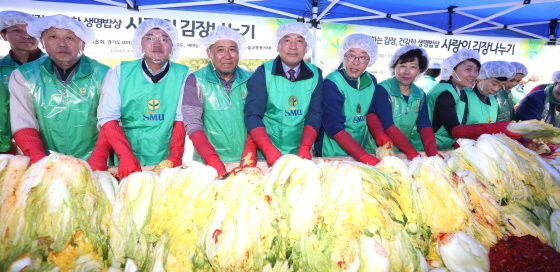 NSP통신-7일 경기도청 운동장에서 송한준 경기도의장을 비롯한 관계자들이 열린 2018 사랑의 김장나누기 행사에 참여하고 있다. (경기도의회)