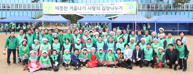 NSP통신-7일 경기도청 운동장에서 송한준 경기도의장을 비롯한 관계자들이 열린 2018 사랑의 김장나누기 행사 참여 후 기념촬영을 하고 있다. (경기도의회)