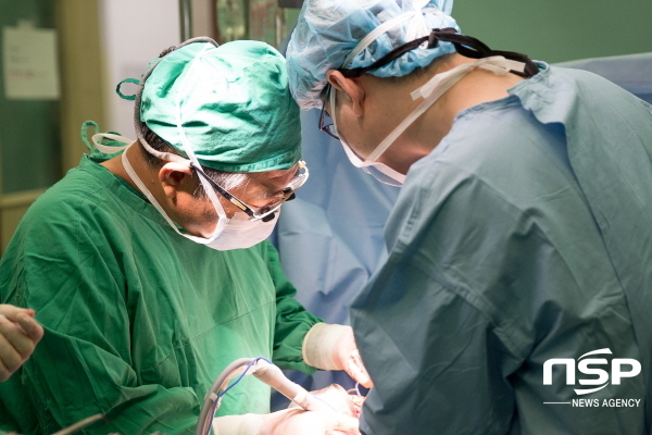 NSP통신-대구가톨릭대병원 간이식팀의 간이식 수술 모습 (대구가톨릭대학교병원)