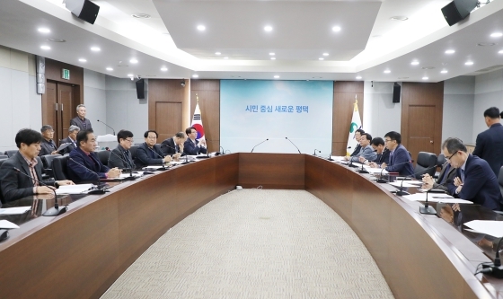 NSP통신-7일 평택시청 종합상황실에서 정장선 시장, 실국소장, 읍면동장이 참석한 가운데 경기평택사랑상품권 추진상황 보고회가 열리고 있다. (평택시)